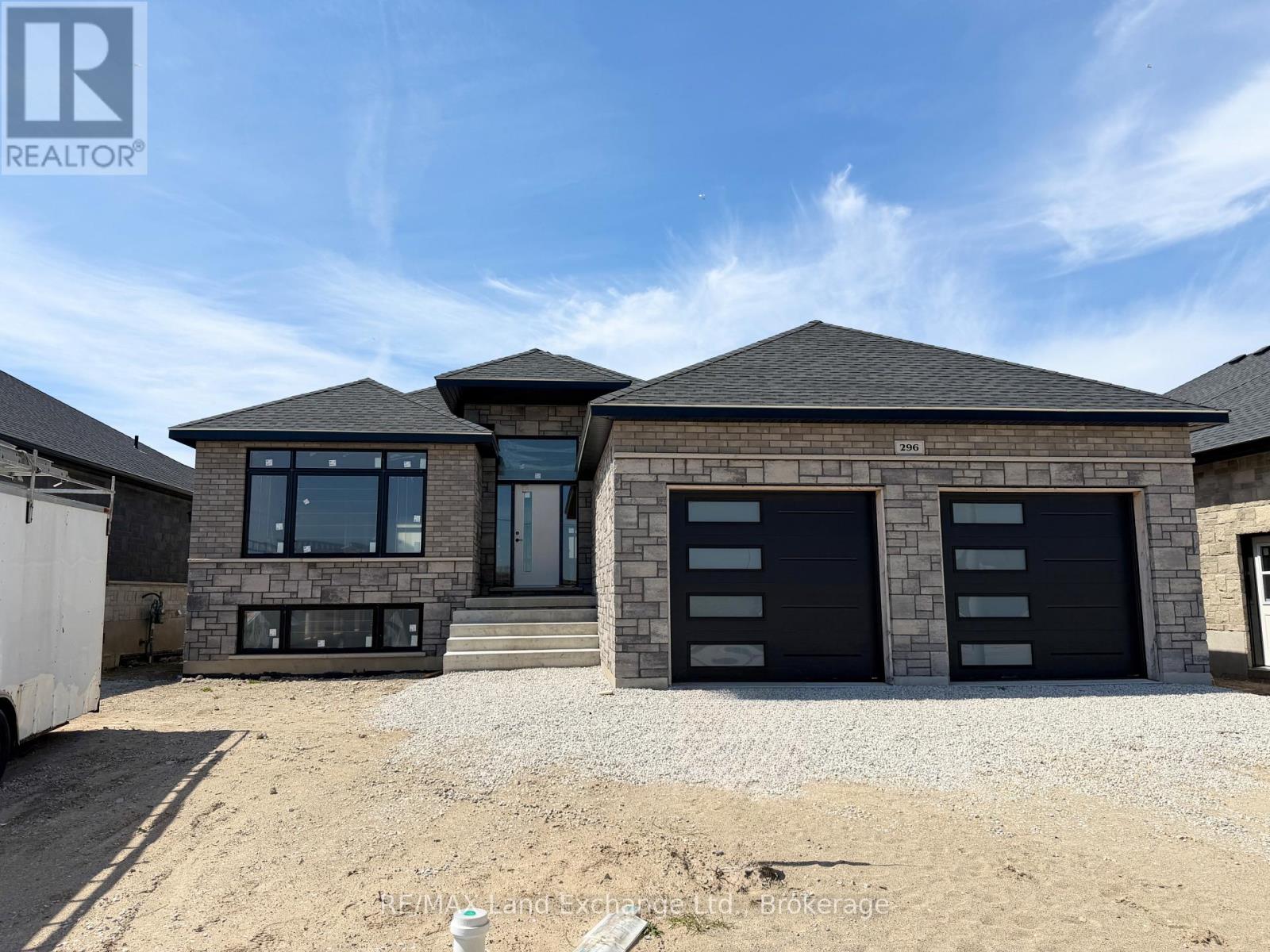 296 Ridge Street, Saugeen Shores, Ontario  N0H 2C3 - Photo 4 - X12337497