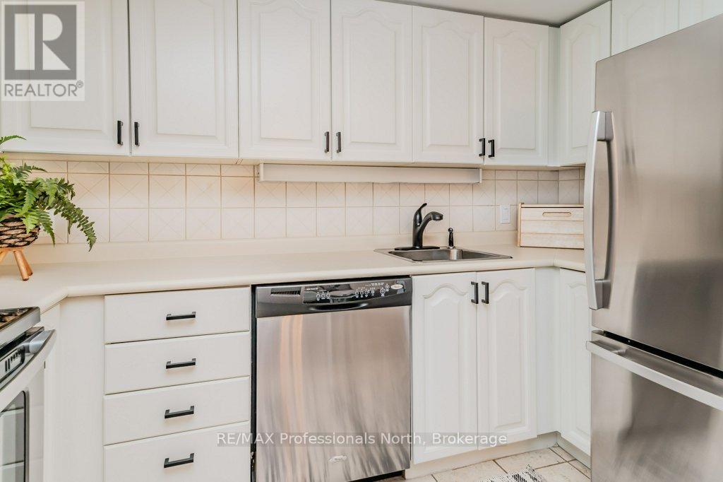 105 - 33 Deerhurst Greens, Huntsville, Ontario  P1H 2J4 - Photo 8 - X12702432