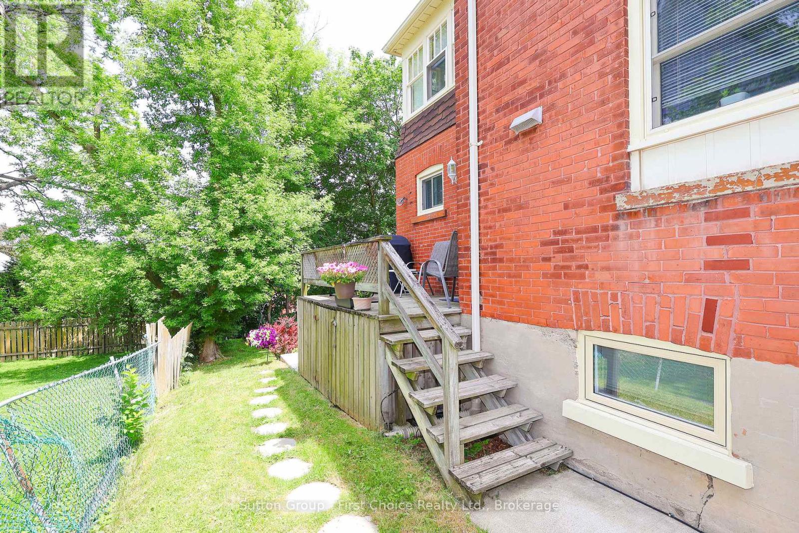 74 Cobourg Street, Stratford, Ontario  N5A 3E6 - Photo 5 - X12723754