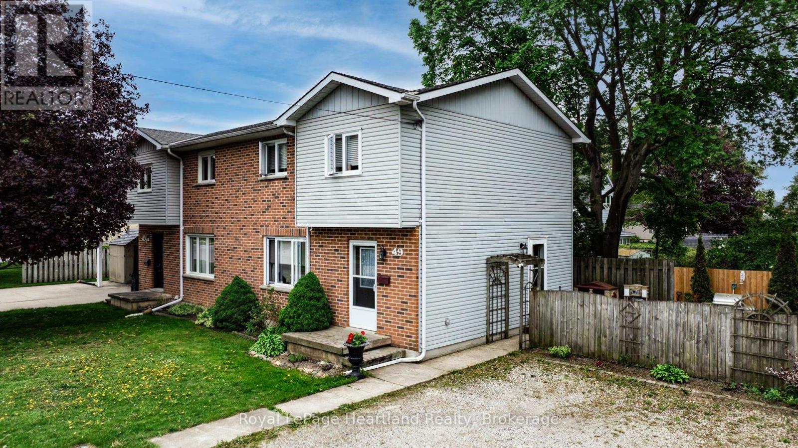 49 Wellington Street W, South Huron, Ontario  N0M 1S2 - Photo 2 - X12850586
