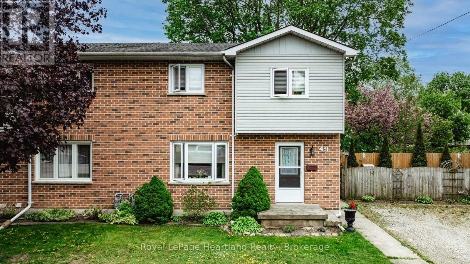 49 Wellington Street W, South Huron, Ontario  N0M 1S2 - Photo 3 - X12850586