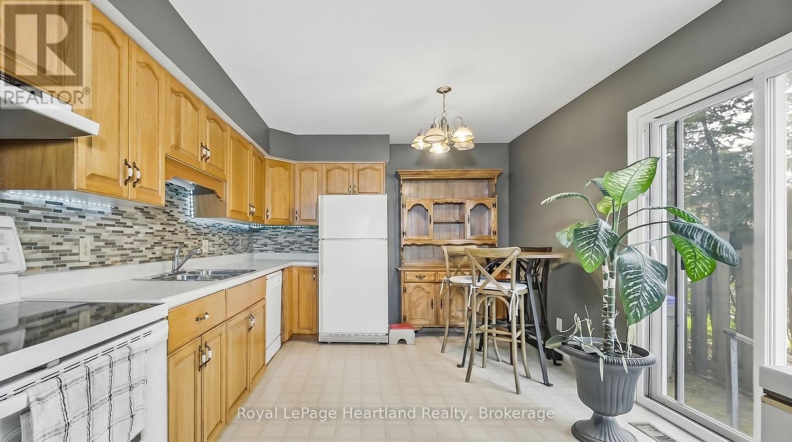 49 Wellington Street W, South Huron, Ontario  N0M 1S2 - Photo 4 - X12850586