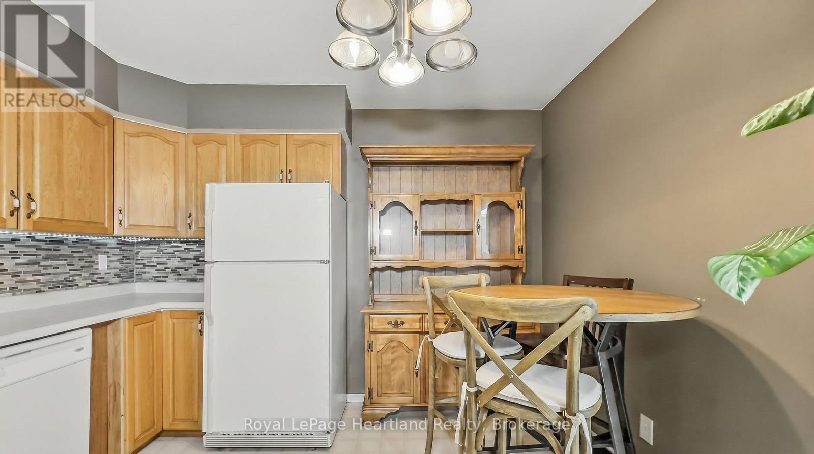 49 Wellington Street W, South Huron, Ontario  N0M 1S2 - Photo 5 - X12850586