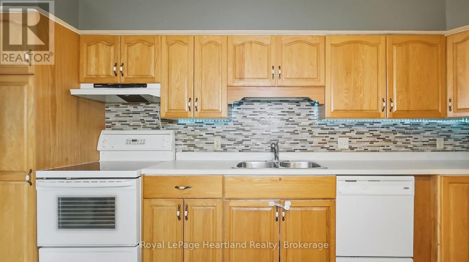 49 Wellington Street W, South Huron, Ontario  N0M 1S2 - Photo 6 - X12850586