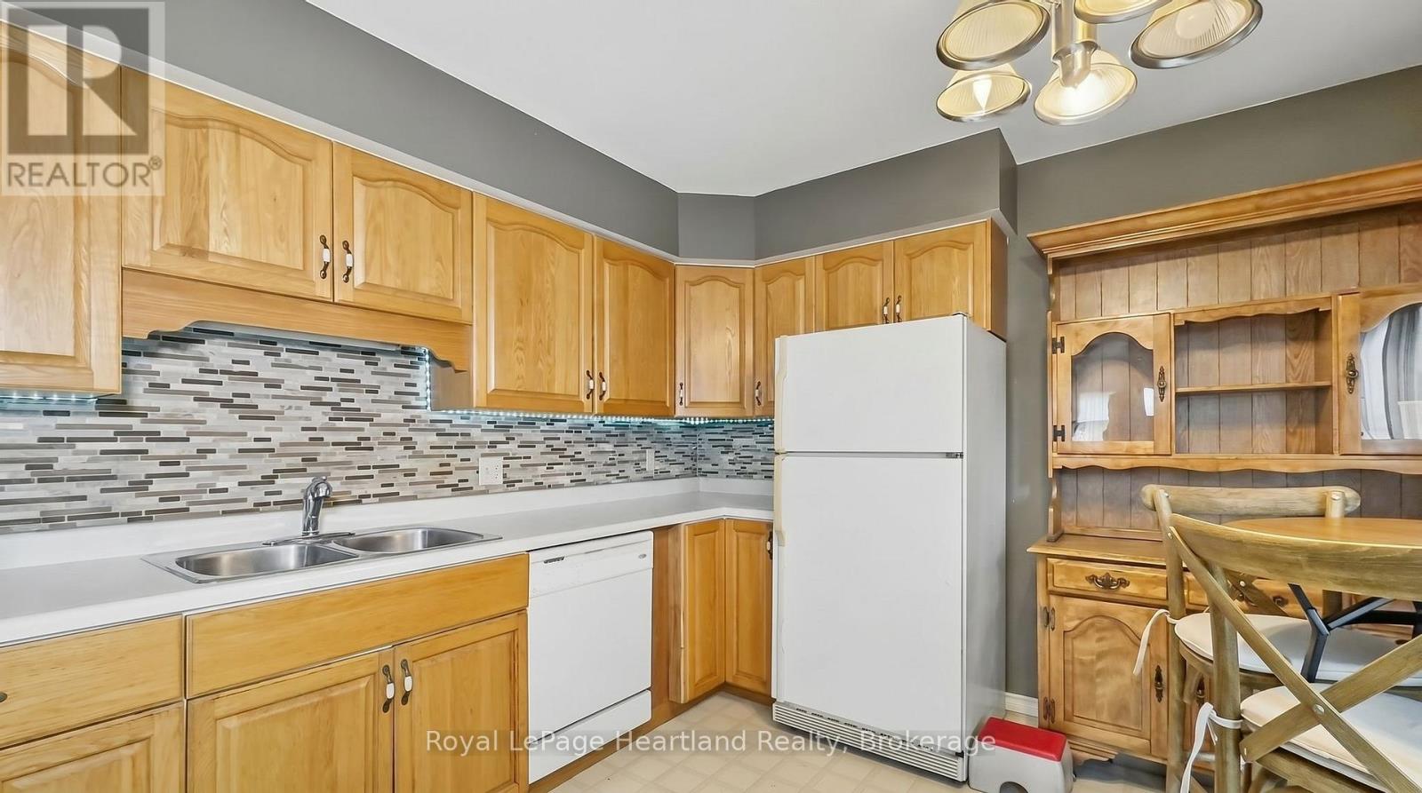 49 Wellington Street W, South Huron, Ontario  N0M 1S2 - Photo 7 - X12850586