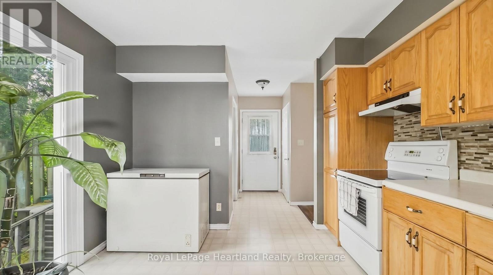 49 Wellington Street W, South Huron, Ontario  N0M 1S2 - Photo 8 - X12850586