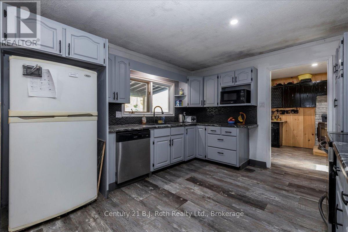 2286 Flos 10 Road, Springwater, Ontario  L0L 1P0 - Photo 7 - S12855224
