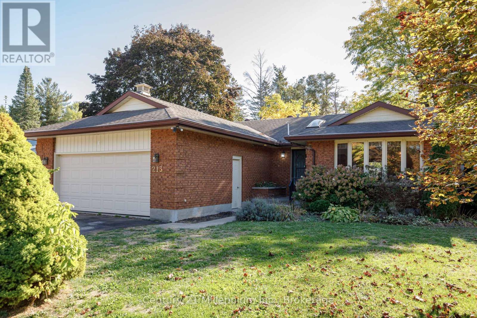 213 Jane Street, Clearview, Ontario  L0M 1S0 - Photo 2 - S12877204