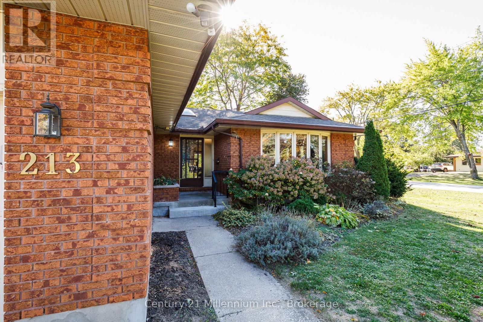 213 Jane Street, Clearview, Ontario  L0M 1S0 - Photo 4 - S12877204