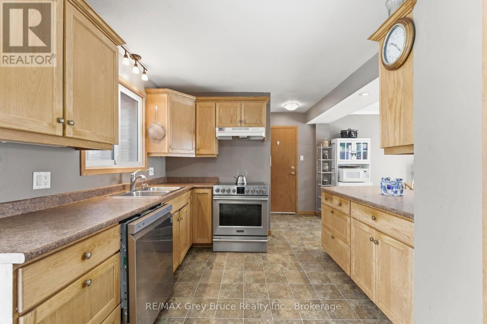 235 5th Avenue, Hanover, Ontario  N4N 2C3 - Photo 3 - X12885262