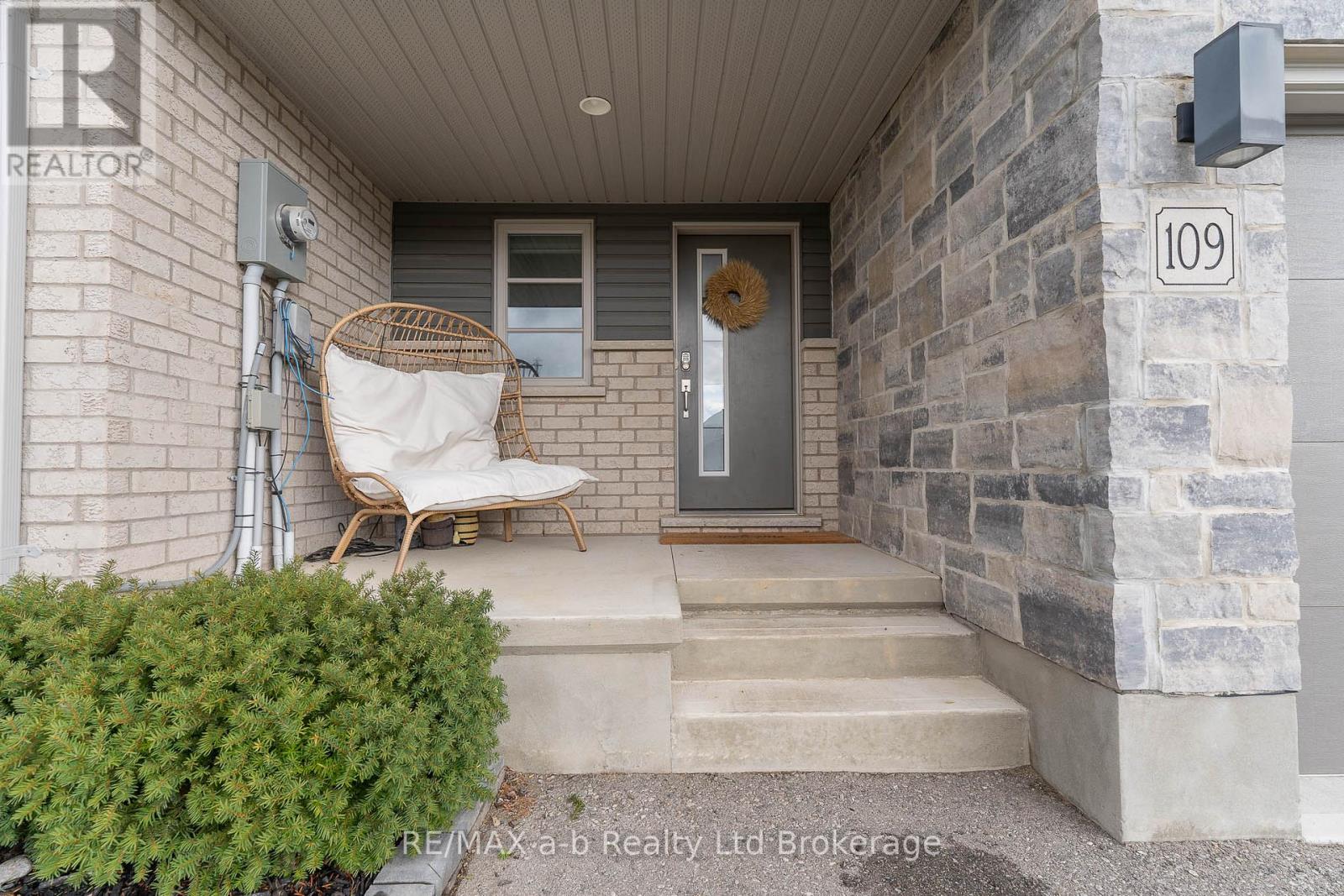 109 Denrich Avenue, Tillsonburg, Ontario  N4G 0H1 - Photo 2 - X12894388