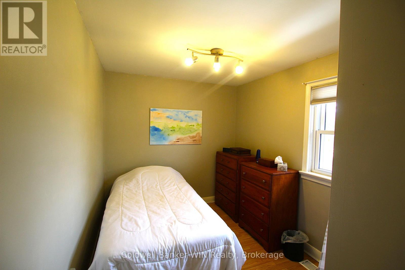 383 Wellington Street E, Wellington North, Ontario  N0G 2L2 - Photo 10 - X12916450