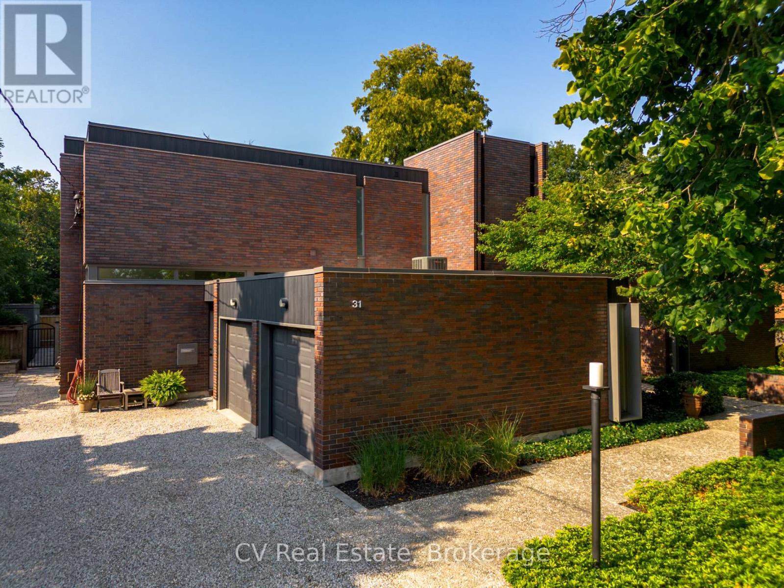 31 Auchmar Road, Hamilton, Ontario  L9C 1C6 - Photo 3 - X12920776