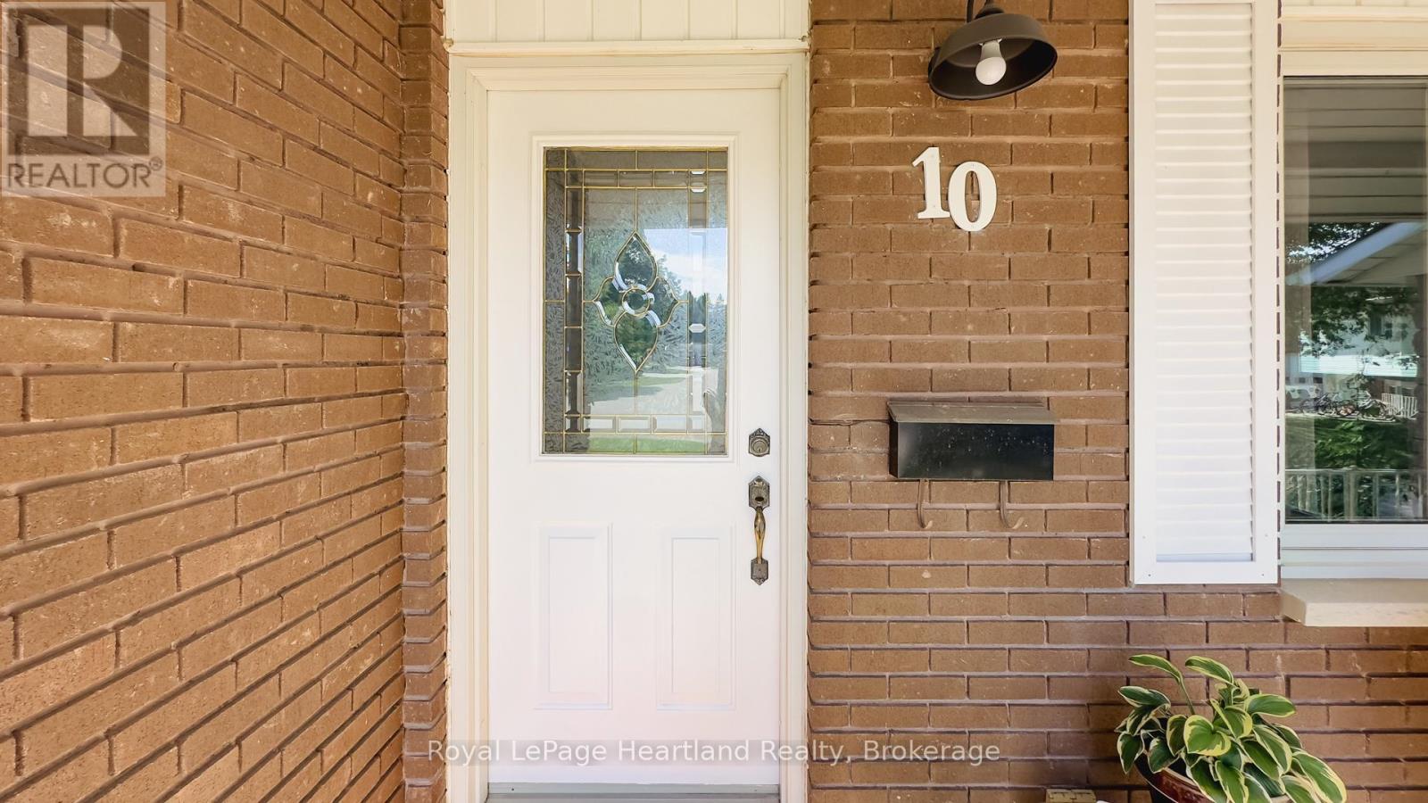 10 Bissett Court, Central Huron, Ontario  N7A 3X8 - Photo 4 - X12929632