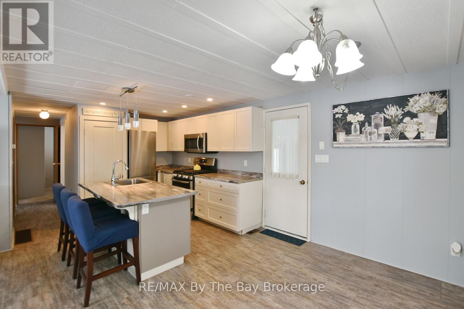 15 Carruthers Street S, Wasaga Beach, Ontario  L9Z 1K2 - Photo 10 - S12934442