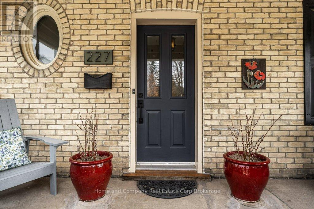 227 William Street, Stratford, Ontario  N5A 4Y2 - Photo 5 - X12944844
