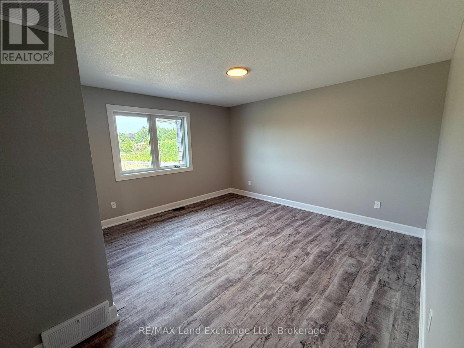 Unit 2 - 8 Golf Links Road, Kincardine, Ontario  N2Z 0G1 - Photo 10 - X12955104