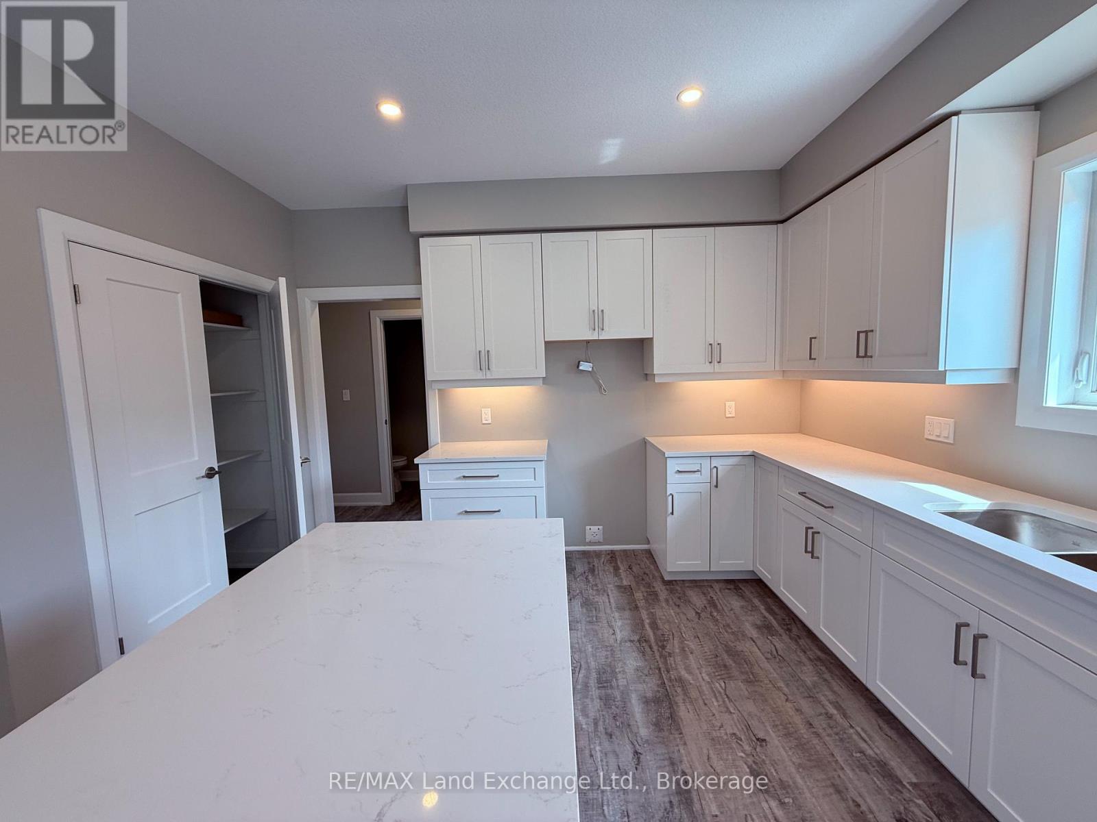Unit 2 - 8 Golf Links Road, Kincardine, Ontario  N2Z 0G1 - Photo 8 - X12955104