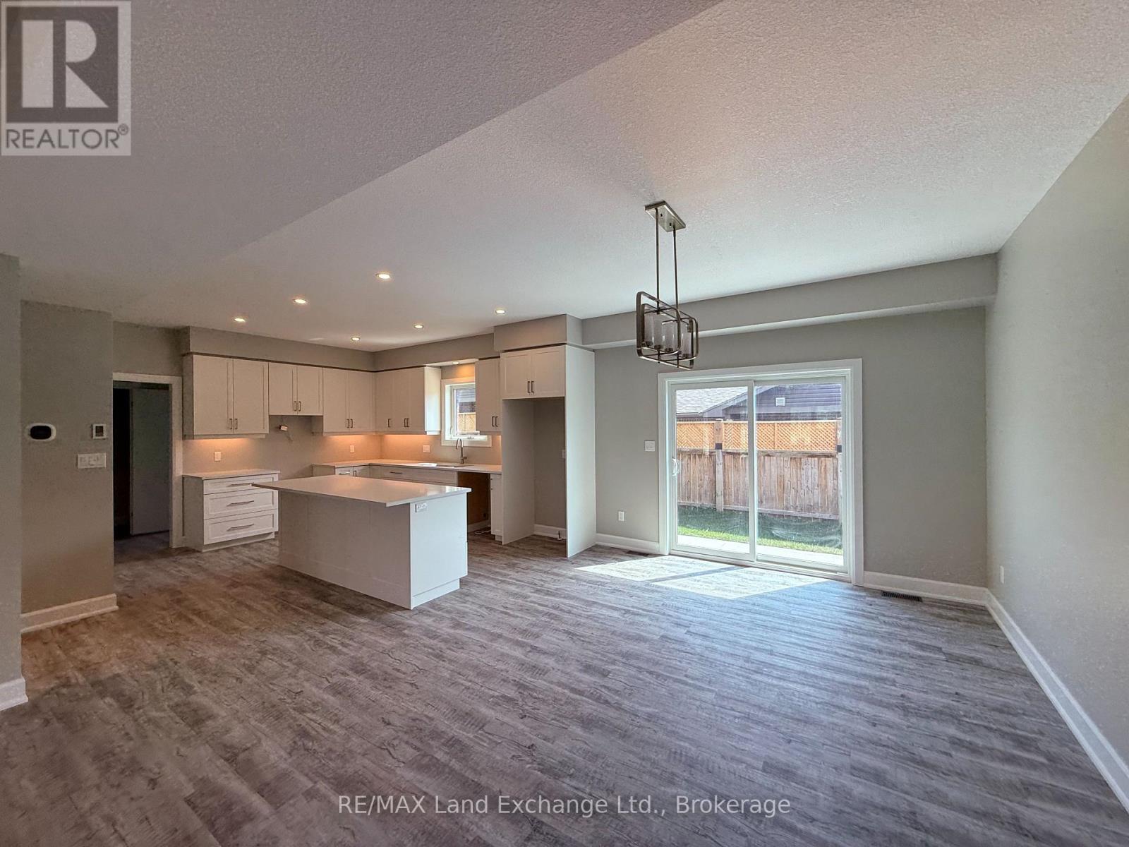 Unit 3 - 8 Golf Links Road, Kincardine, Ontario  N2Z 0G1 - Photo 7 - X12955112