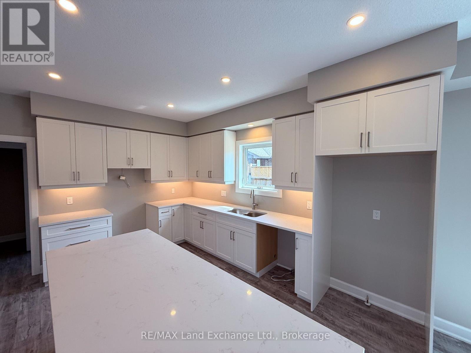 Unit 3 - 8 Golf Links Road, Kincardine, Ontario  N2Z 0G1 - Photo 8 - X12955112