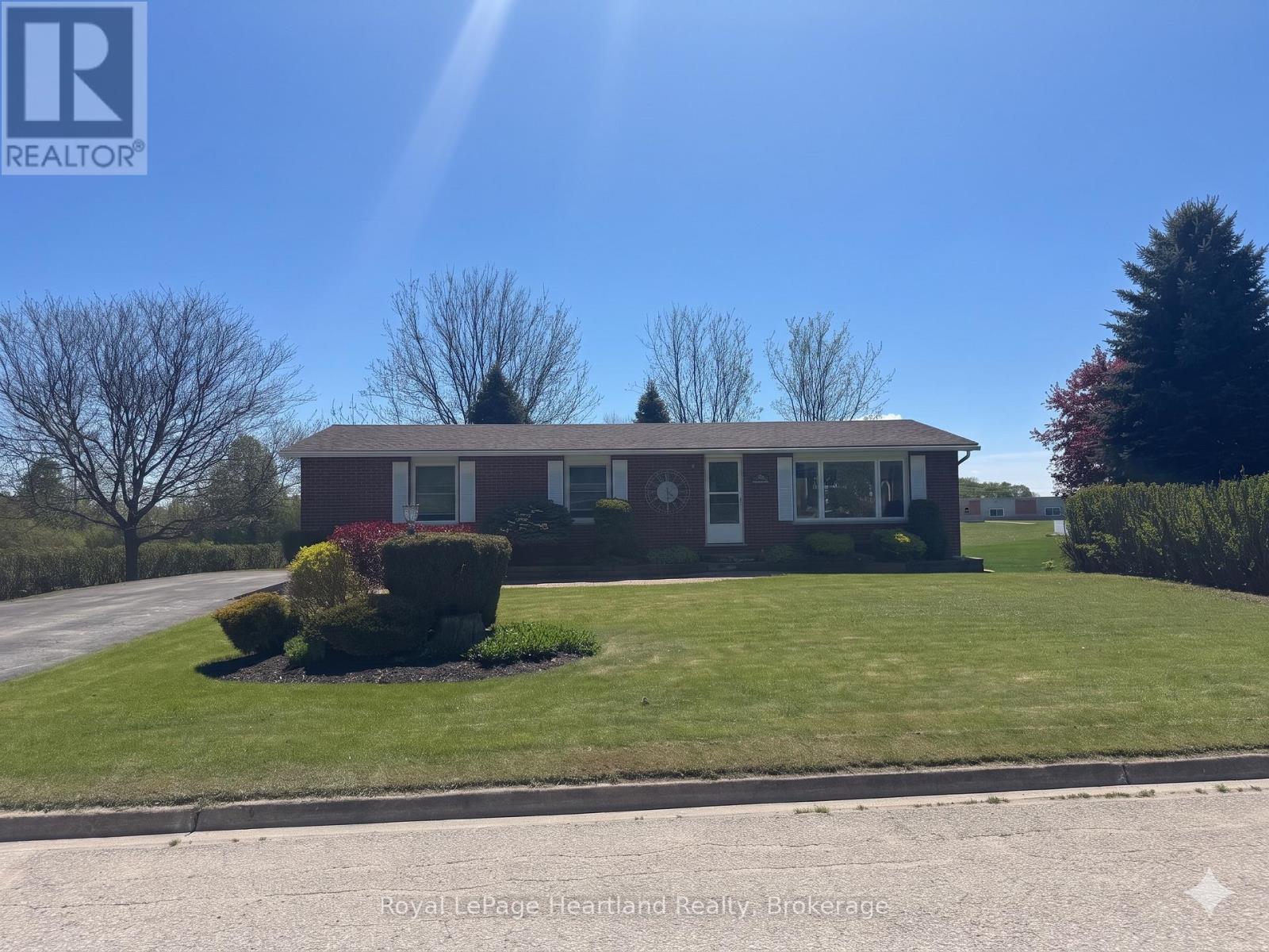 284 Manor Road, North Huron, Ontario  N0G 2W0 - Photo 2 - X12961034
