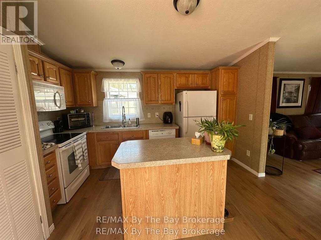 40 Georgian Glen Drive, Wasaga Beach, Ontario  L9Z 1K7 - Photo 4 - S12961494