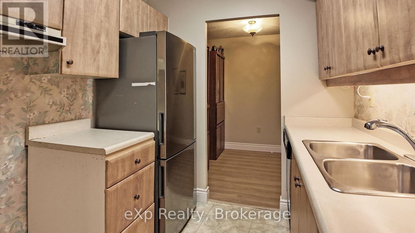 402 - 5 Valleyside Drive, Brockton, Ontario  N0G 2V0 - Photo 3 - X12967772