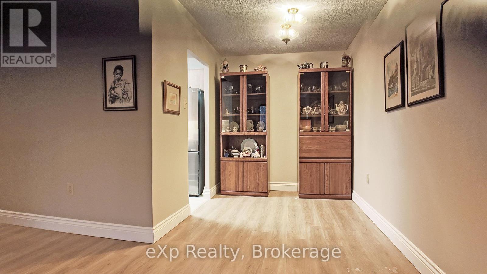 402 - 5 Valleyside Drive, Brockton, Ontario  N0G 2V0 - Photo 4 - X12967772