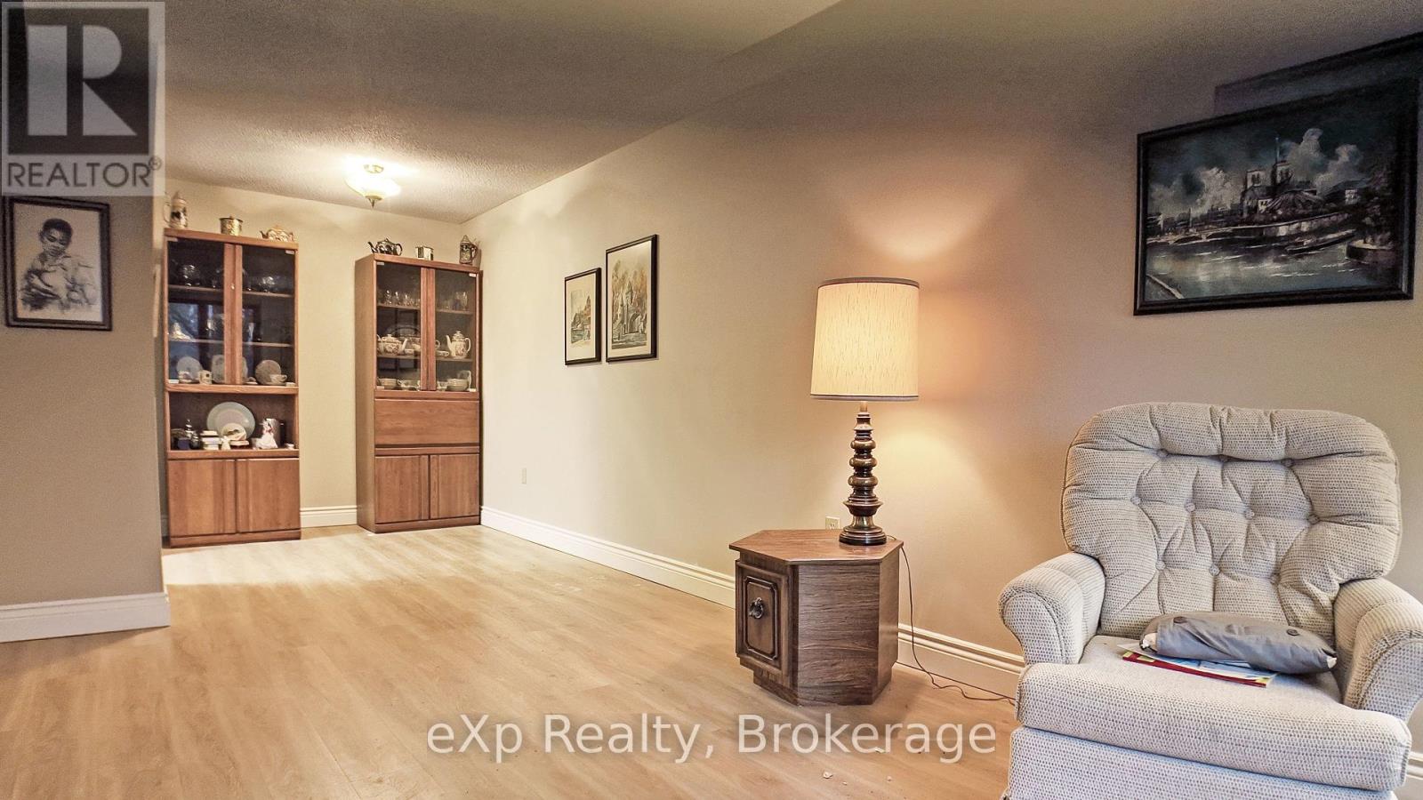 402 - 5 Valleyside Drive, Brockton, Ontario  N0G 2V0 - Photo 5 - X12967772