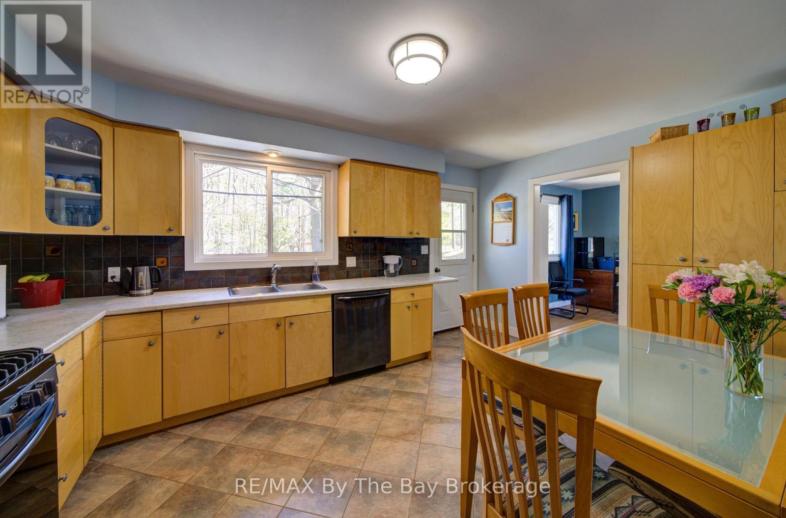 9 Frederick Drive, Wasaga Beach, Ontario  L9Z 1P9 - Photo 11 - S12984614