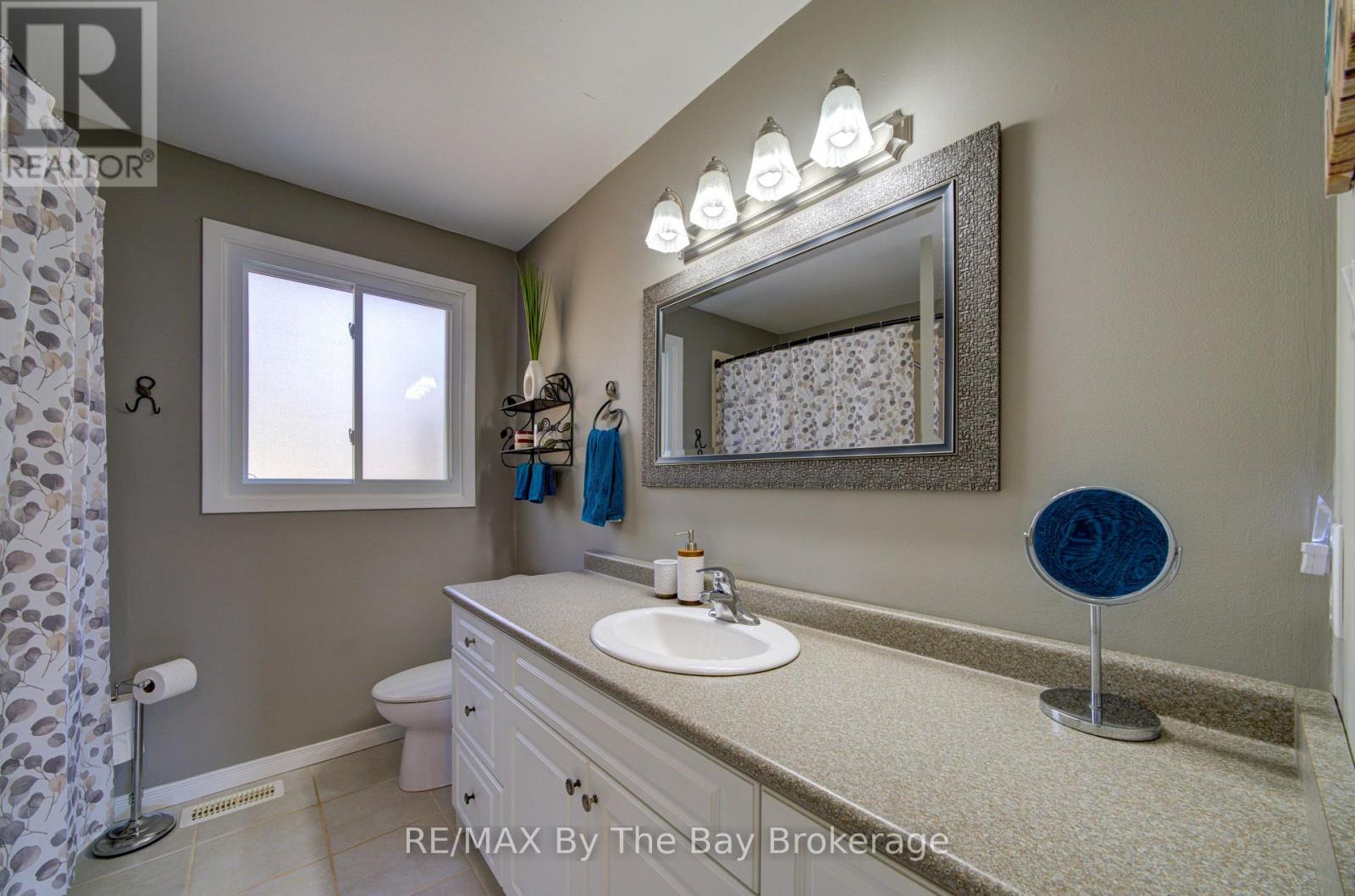 9 Frederick Drive, Wasaga Beach, Ontario  L9Z 1P9 - Photo 17 - S12984614