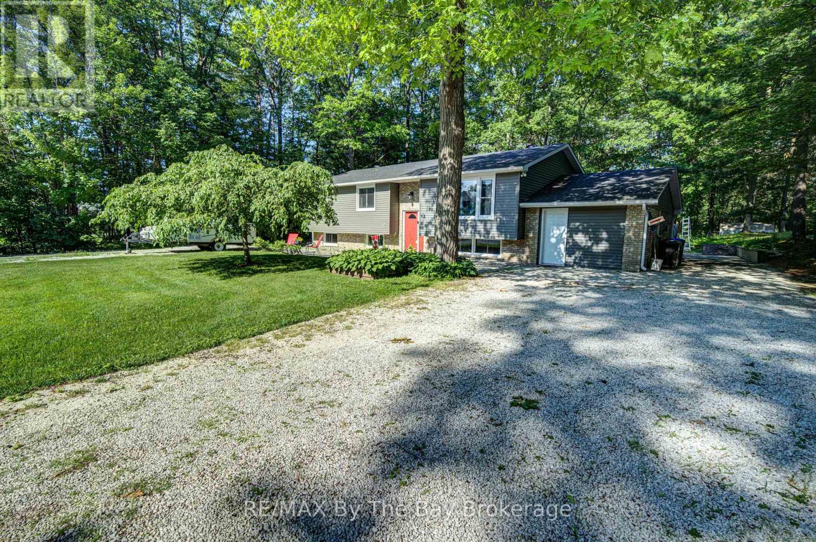 9 Frederick Drive, Wasaga Beach, Ontario  L9Z 1P9 - Photo 2 - S12984614
