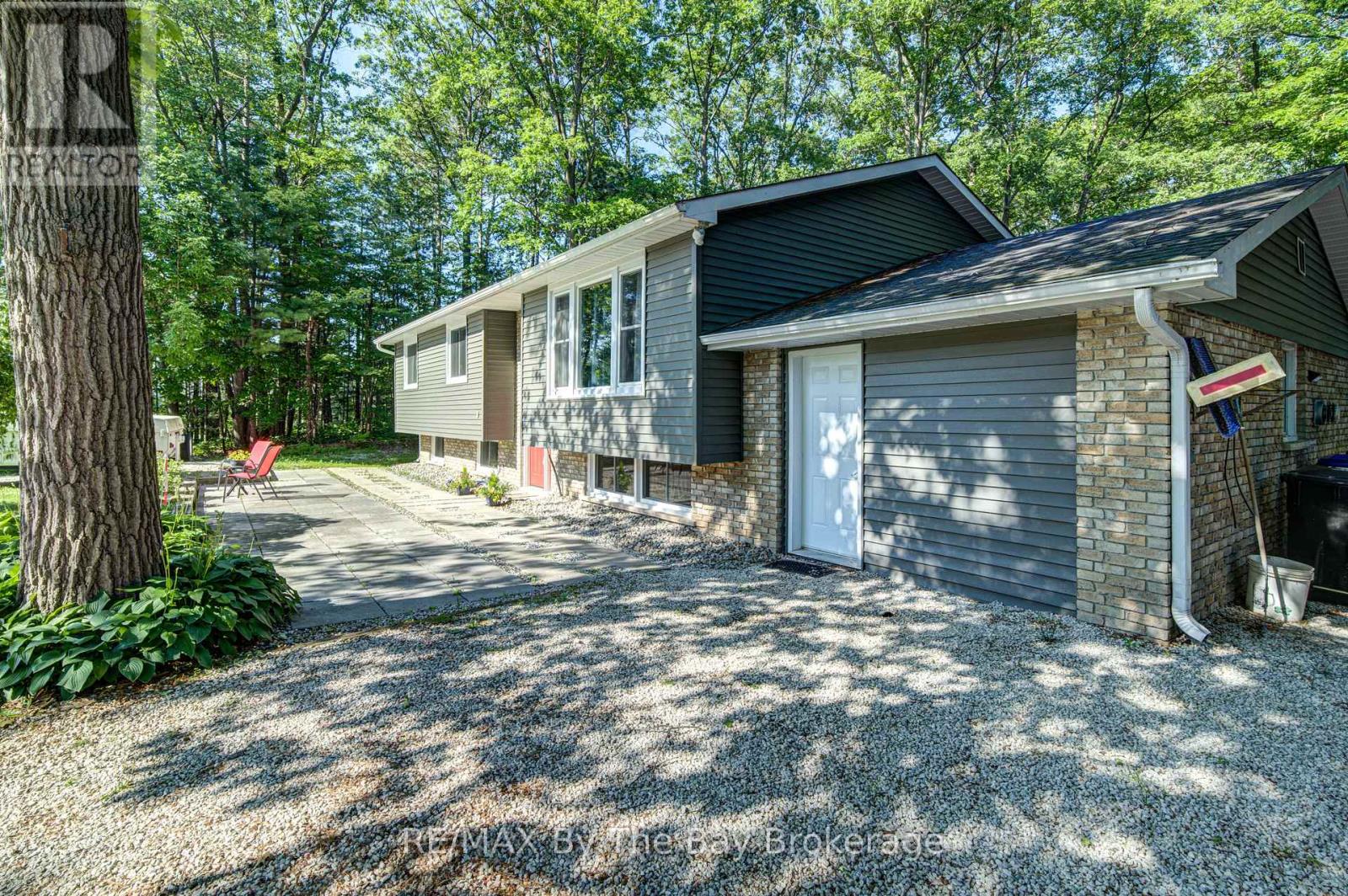 9 Frederick Drive, Wasaga Beach, Ontario  L9Z 1P9 - Photo 3 - S12984614