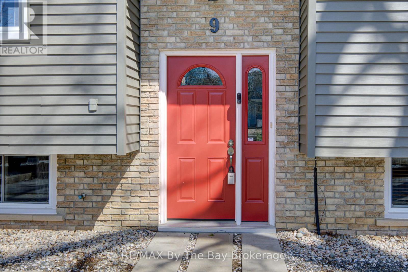 9 Frederick Drive, Wasaga Beach, Ontario  L9Z 1P9 - Photo 4 - S12984614