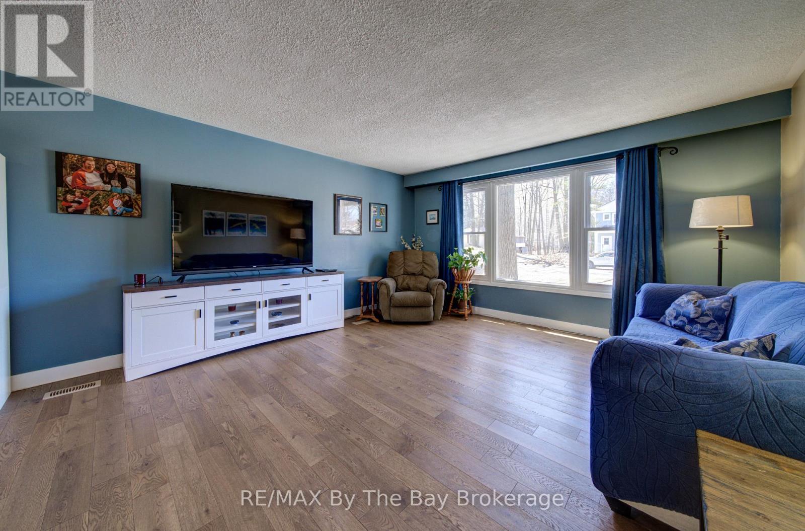 9 Frederick Drive, Wasaga Beach, Ontario  L9Z 1P9 - Photo 6 - S12984614