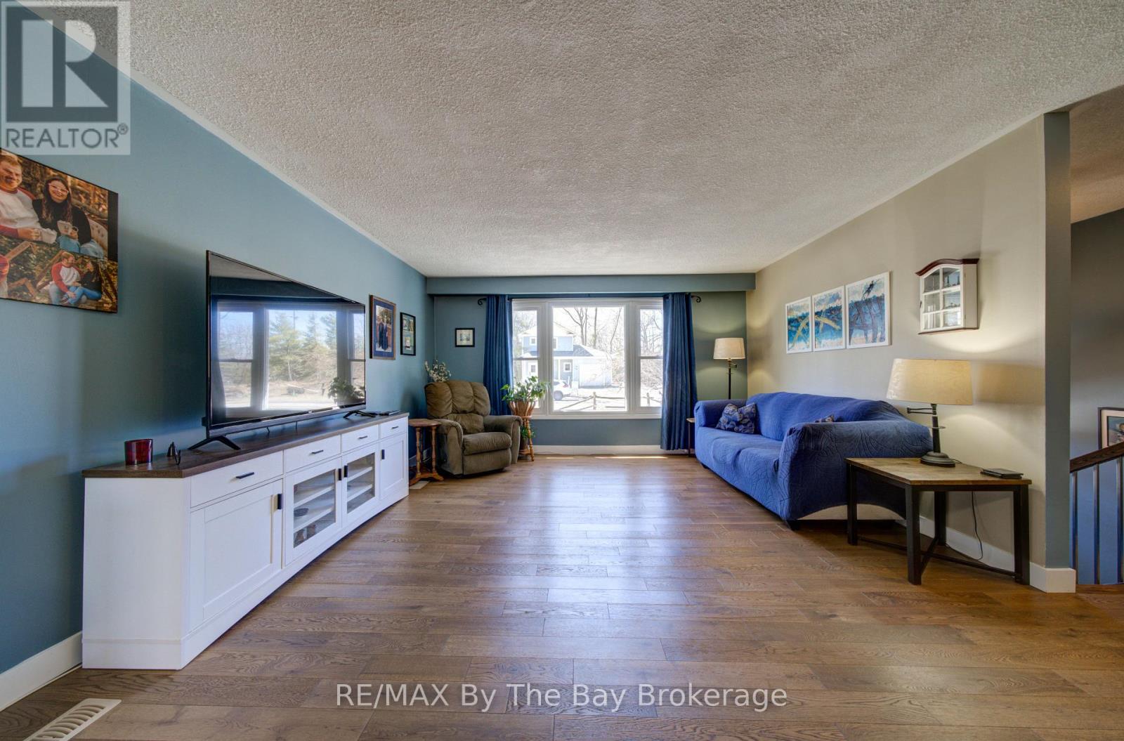 9 Frederick Drive, Wasaga Beach, Ontario  L9Z 1P9 - Photo 7 - S12984614