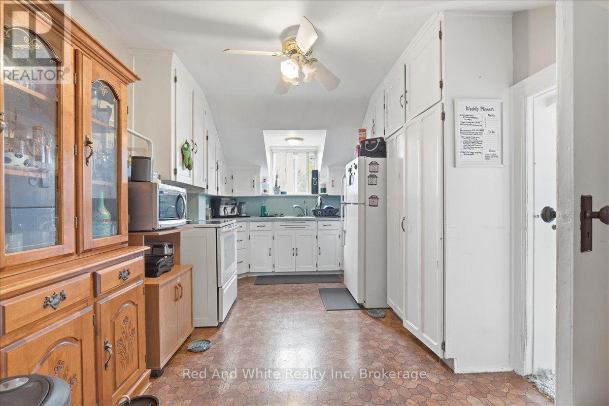 31 Bingeman Street, Kitchener, Ontario  N2H 2R7 - Photo 8 - X12986430