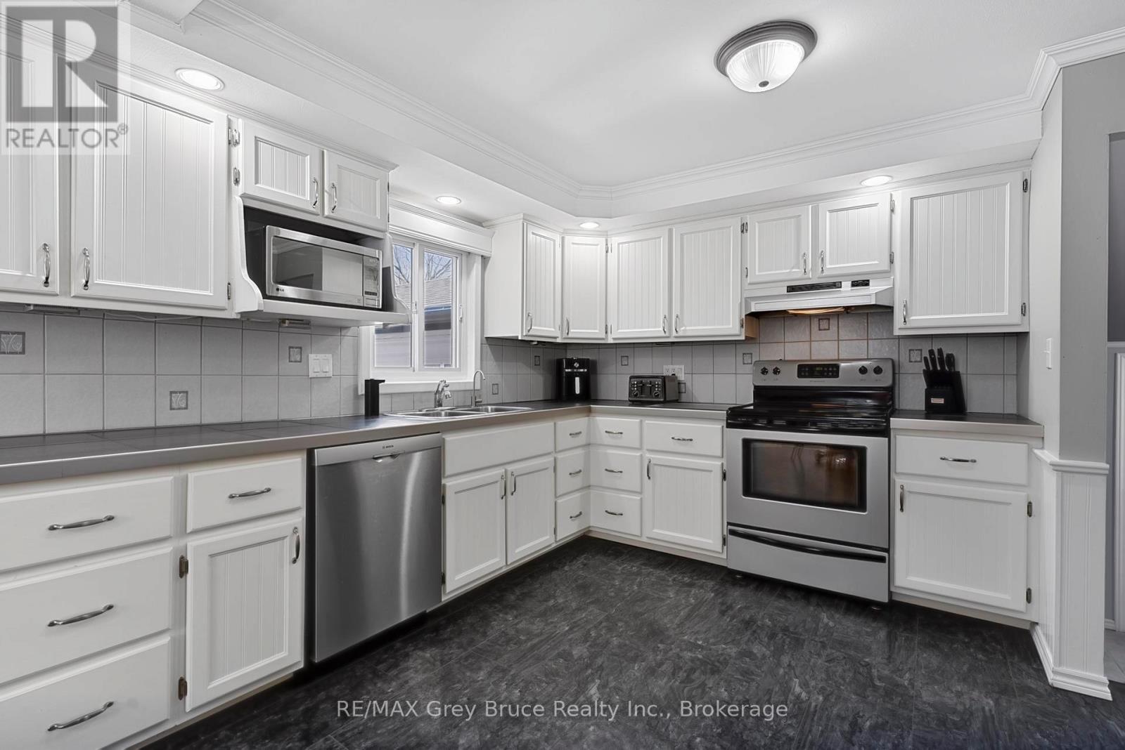 138 Main Street, Arran-Elderslie, Ontario  N0H 2N0 - Photo 17 - X12990284