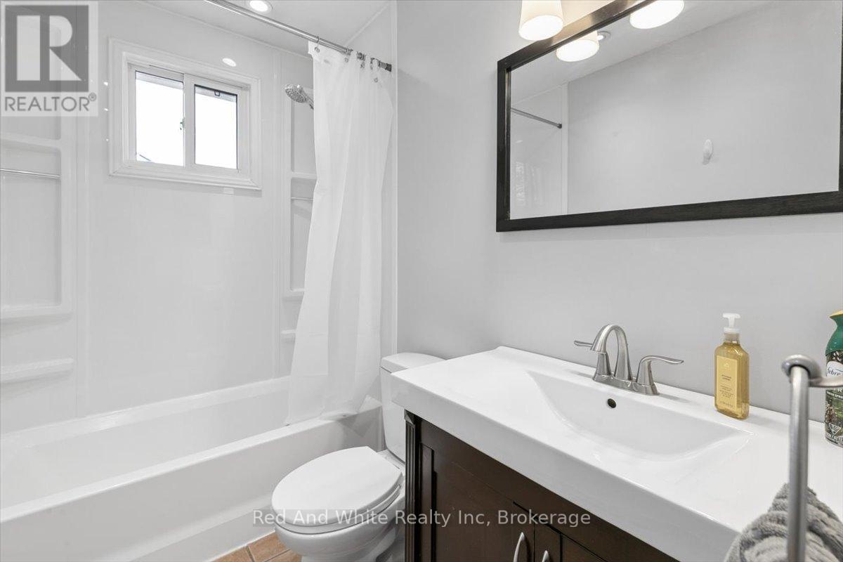 96 Pathfinder Crescent, Kitchener, Ontario  N2P 1S6 - Photo 17 - X12991064