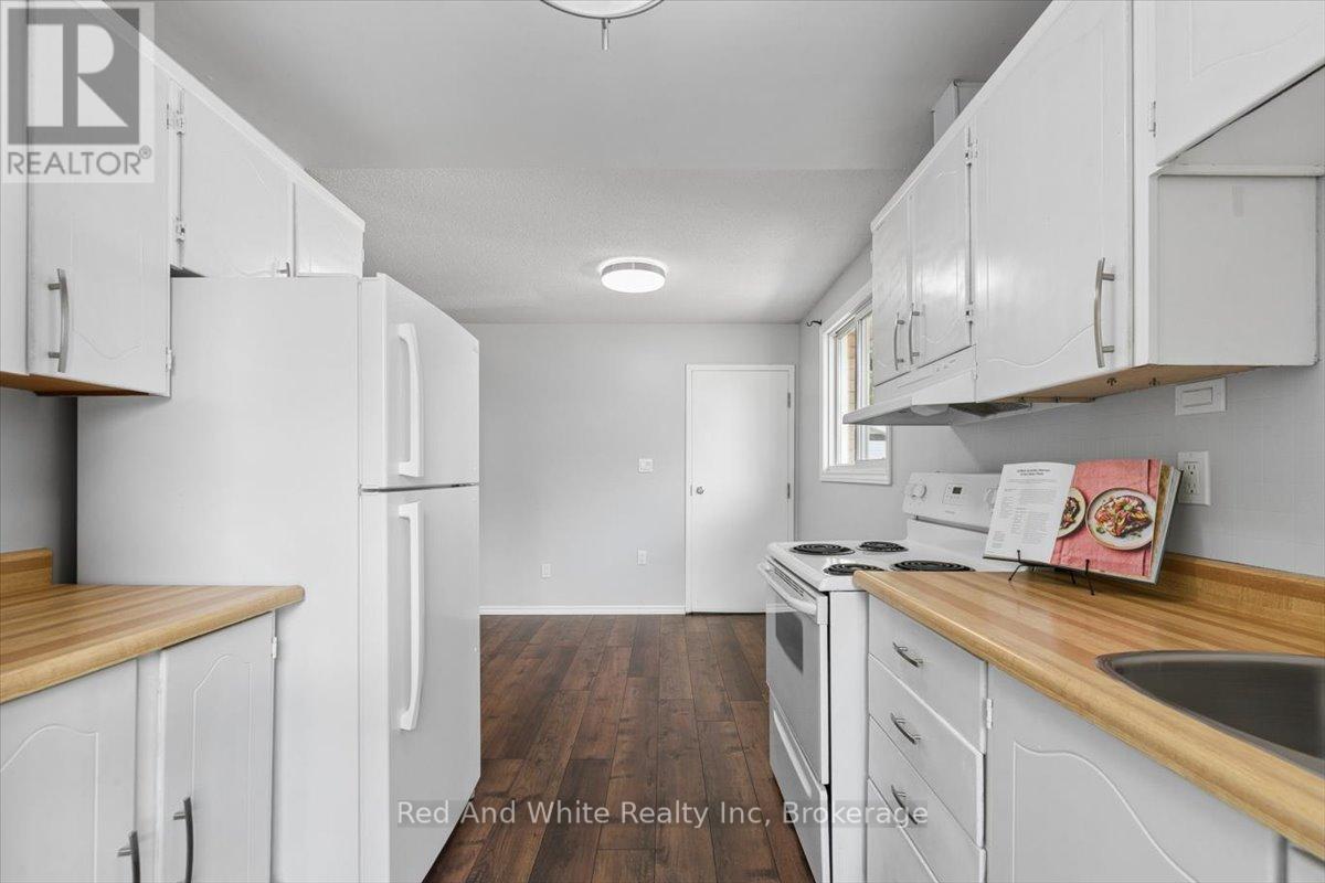 96 Pathfinder Crescent, Kitchener, Ontario  N2P 1S6 - Photo 5 - X12991064