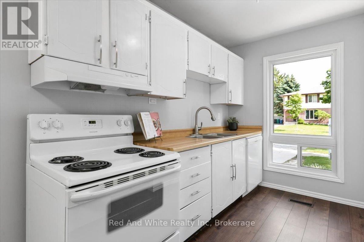 96 Pathfinder Crescent, Kitchener, Ontario  N2P 1S6 - Photo 6 - X12991064