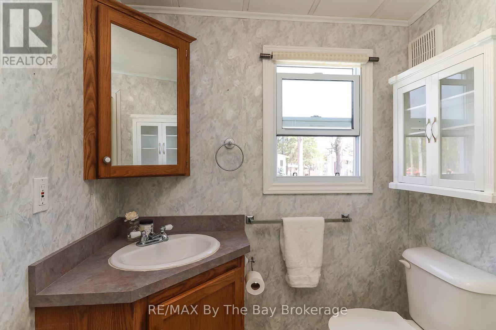 6 Pacific Avenue, Wasaga Beach, Ontario  L9Z 3A8 - Photo 12 - S13065998