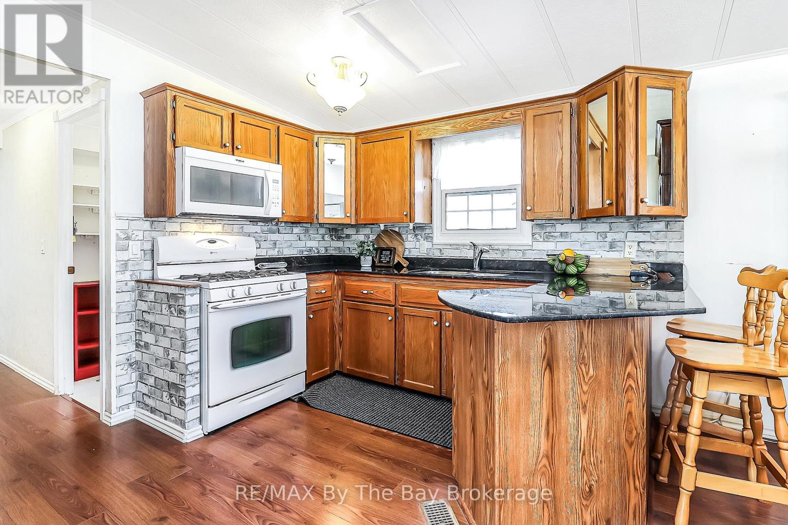 6 Pacific Avenue, Wasaga Beach, Ontario  L9Z 3A8 - Photo 6 - S13065998