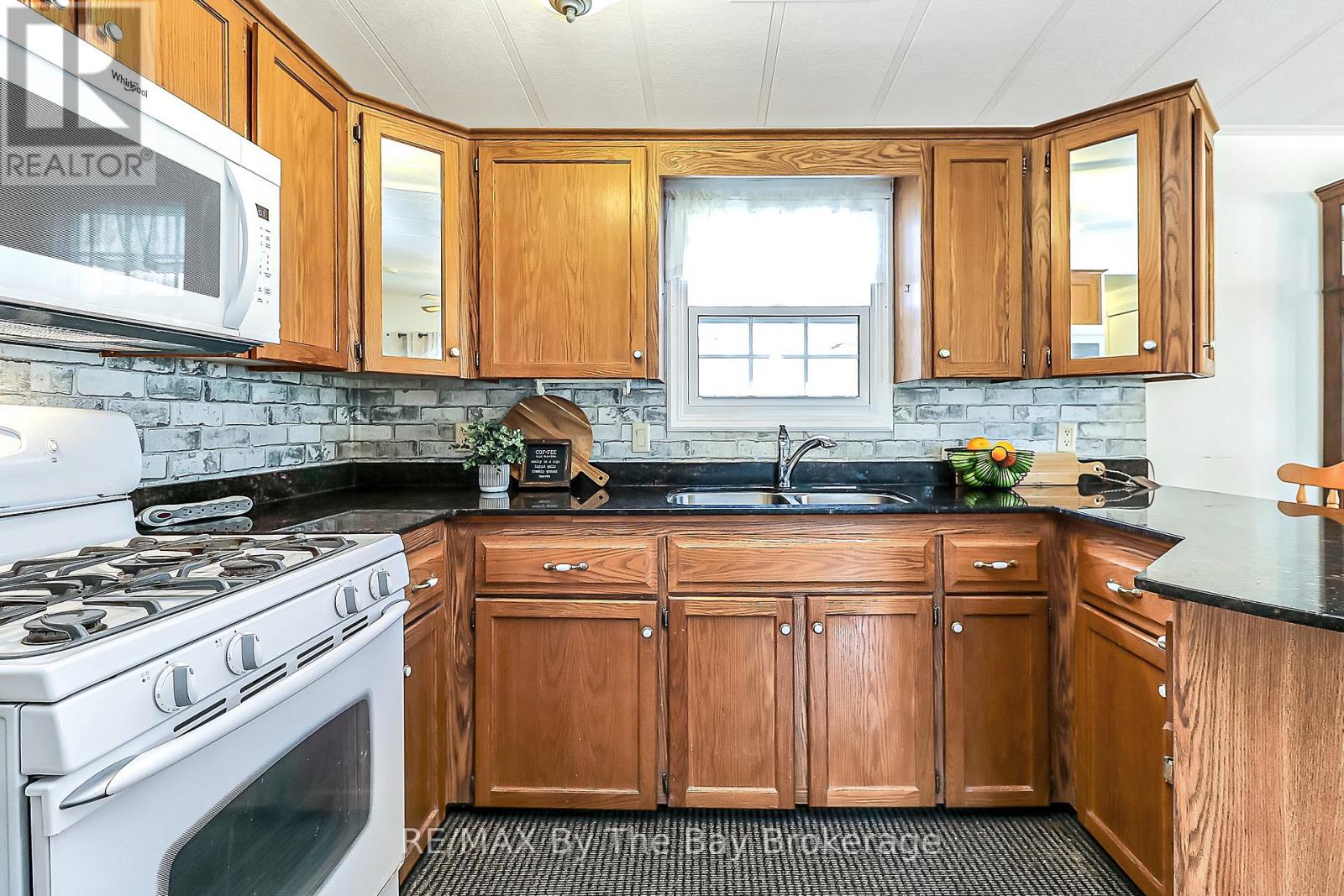 6 Pacific Avenue, Wasaga Beach, Ontario  L9Z 3A8 - Photo 7 - S13065998