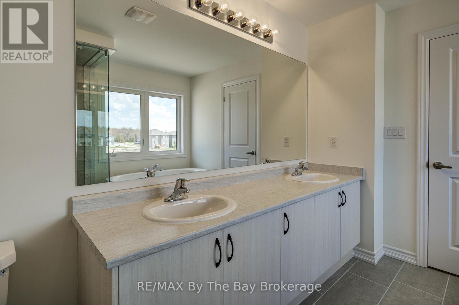 61 Rosanne Circle, Wasaga Beach, Ontario  L9Z 0M8 - Photo 17 - S13066198