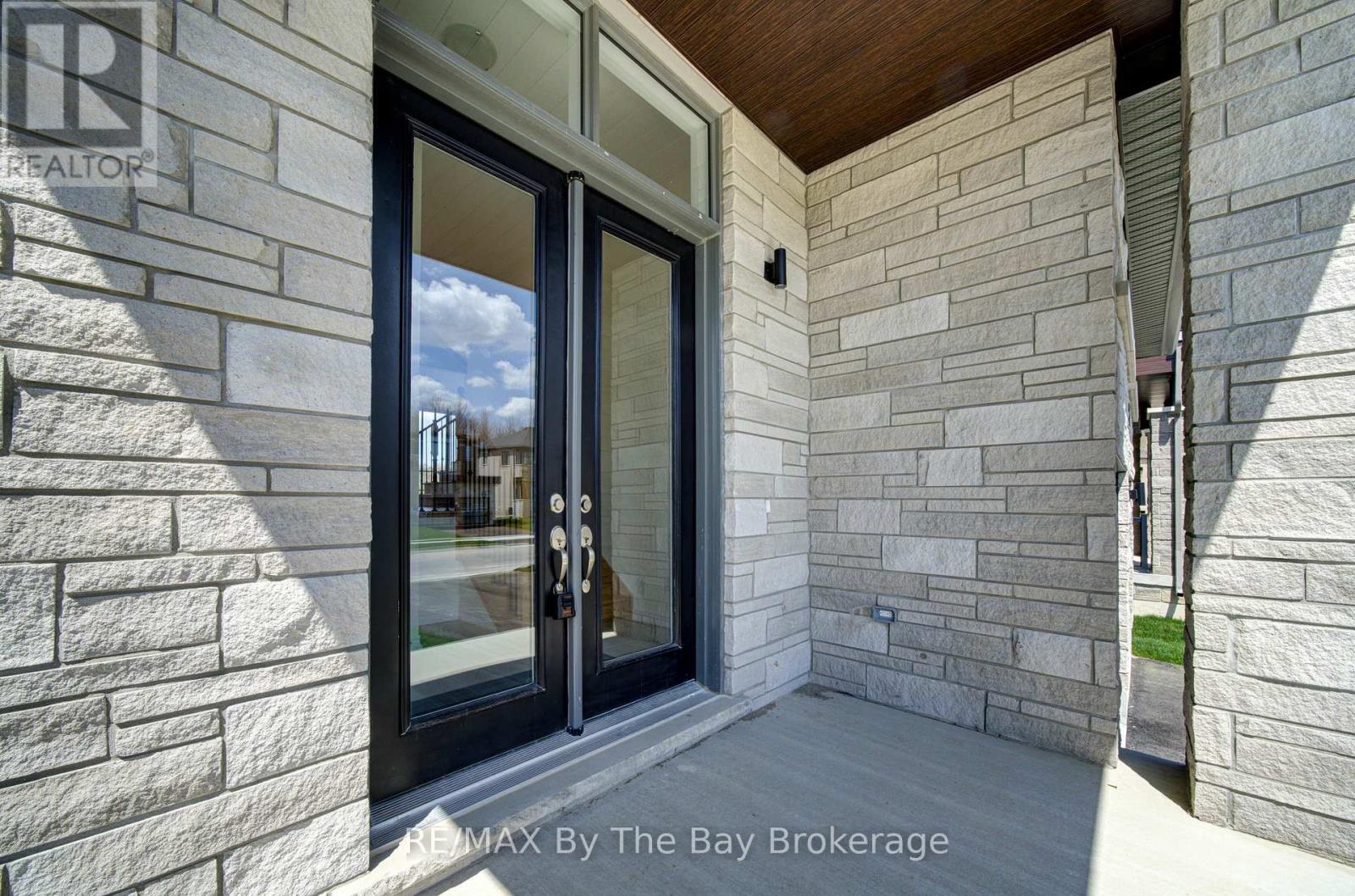 61 Rosanne Circle, Wasaga Beach, Ontario  L9Z 0M8 - Photo 2 - S13066198