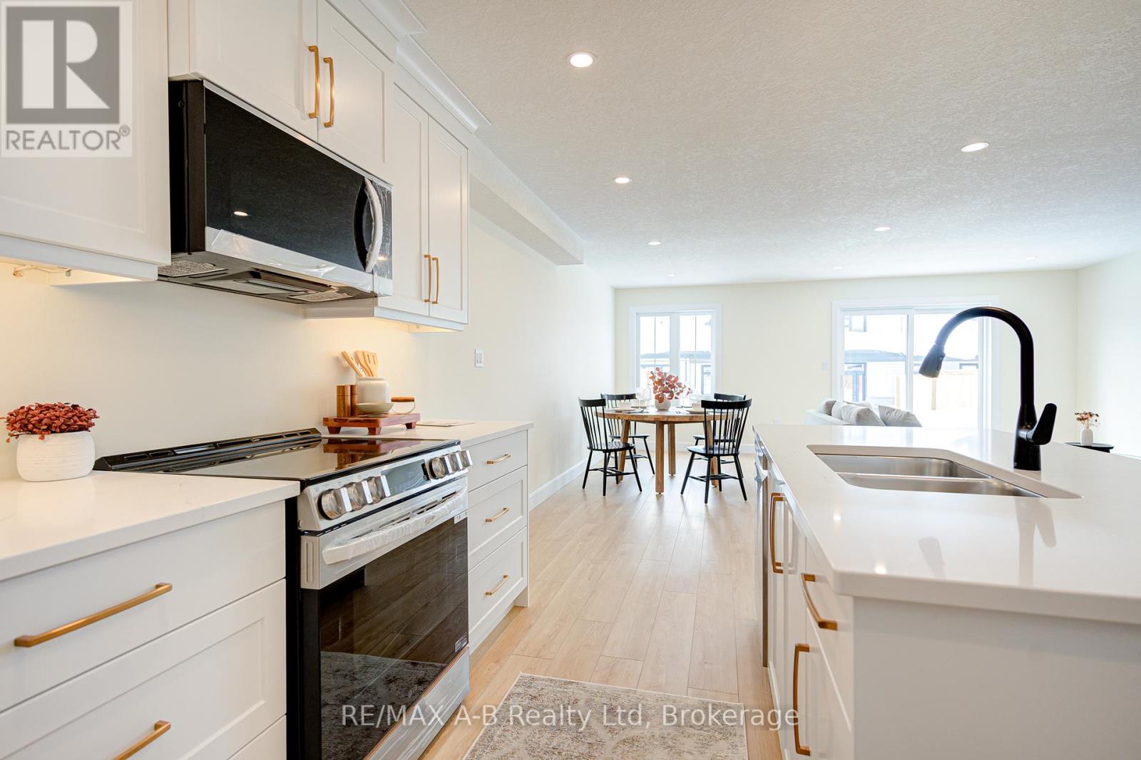 30 Linda Drive, Huron East, Ontario  N0K 1W0 - Photo 12 - X13070580
