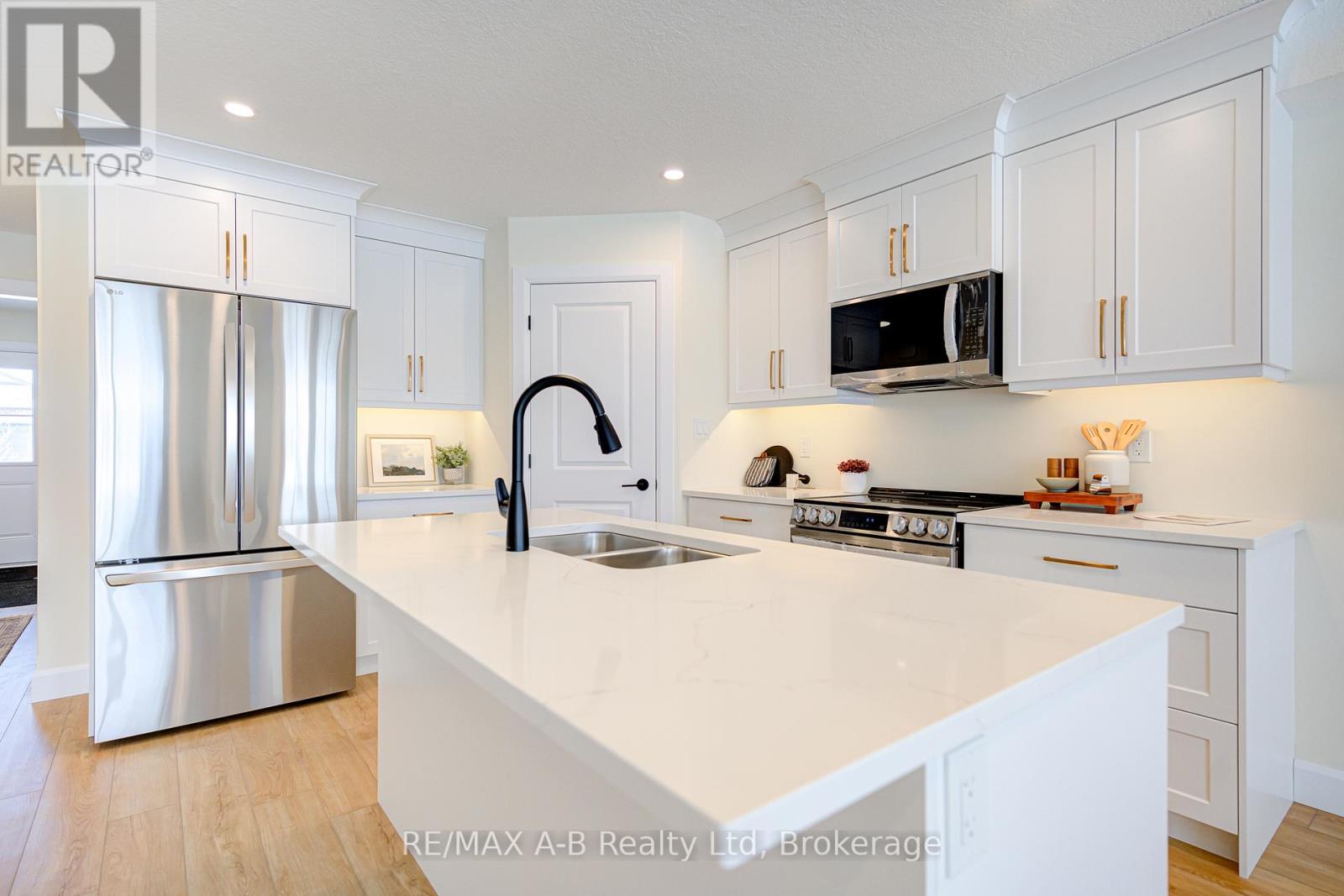 30 Linda Drive, Huron East, Ontario  N0K 1W0 - Photo 8 - X13070580