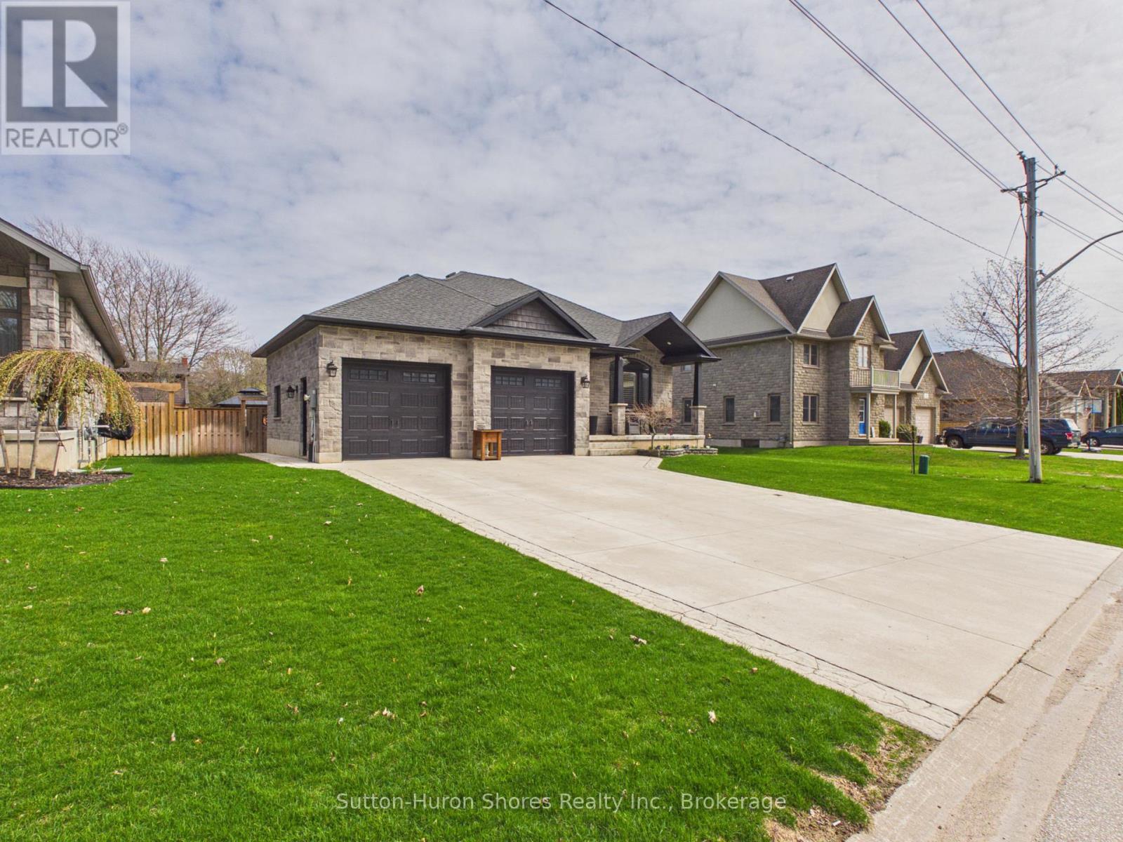 345 Ray Street, Saugeen Shores, Ontario  N0H 2C1 - Photo 2 - X13076820