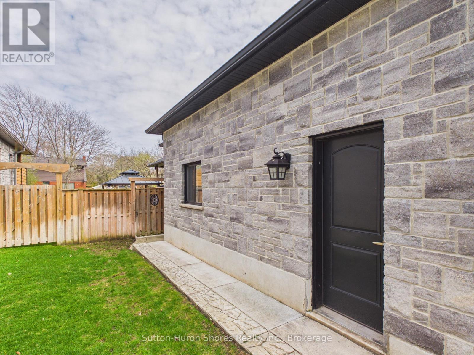 345 Ray Street, Saugeen Shores, Ontario  N0H 2C1 - Photo 4 - X13076820